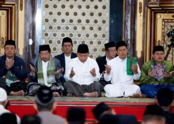 Jenderal Dudung Bersama Kyai Cholil Nafis Sholat Subuh Berjamaah di Masjid Agung Cianjur