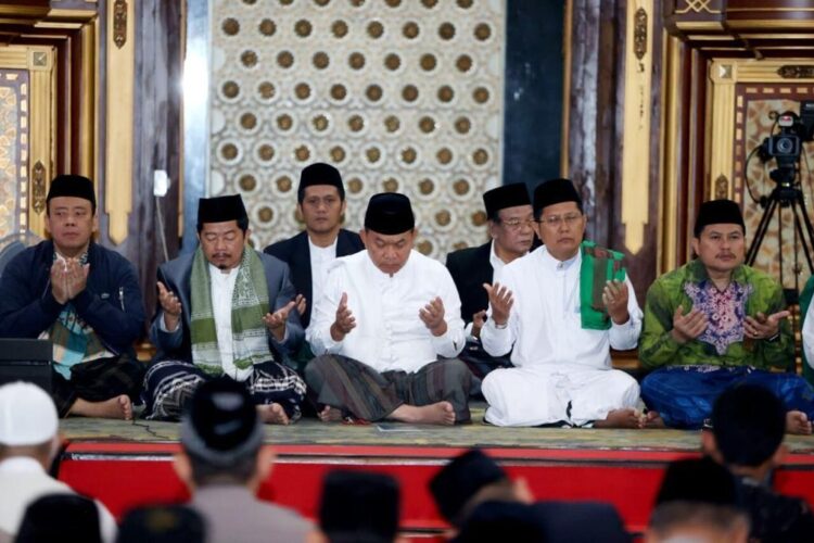 Jenderal Dudung Bersama Kyai Cholil Nafis Sholat Subuh Berjamaah di Masjid Agung Cianjur