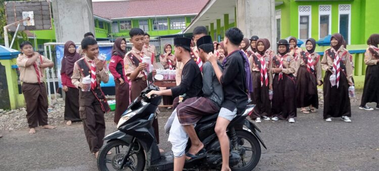 MTs Negeri 8 Majalengka Berbagi Takjil Di Bulan Ramadan 1444 H