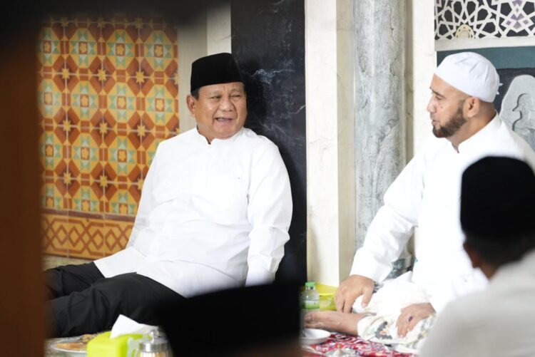 Didampingi Gibran, Lebaran Hari Pertama Prabowo Silaturahmi dengan Habib Syech di Solo