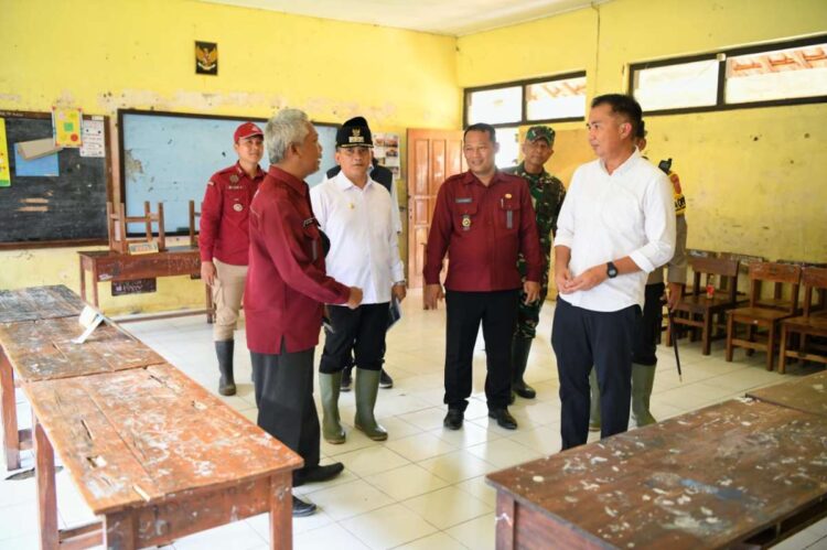 Bey Machmudin Tinjau Banjir Kertajati Cek TPS Terendam, Ada 26